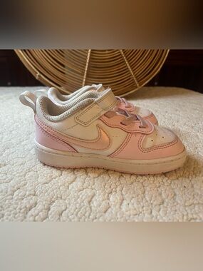 Nike Kids Pink and White Velcro Low-Top Sneakers
